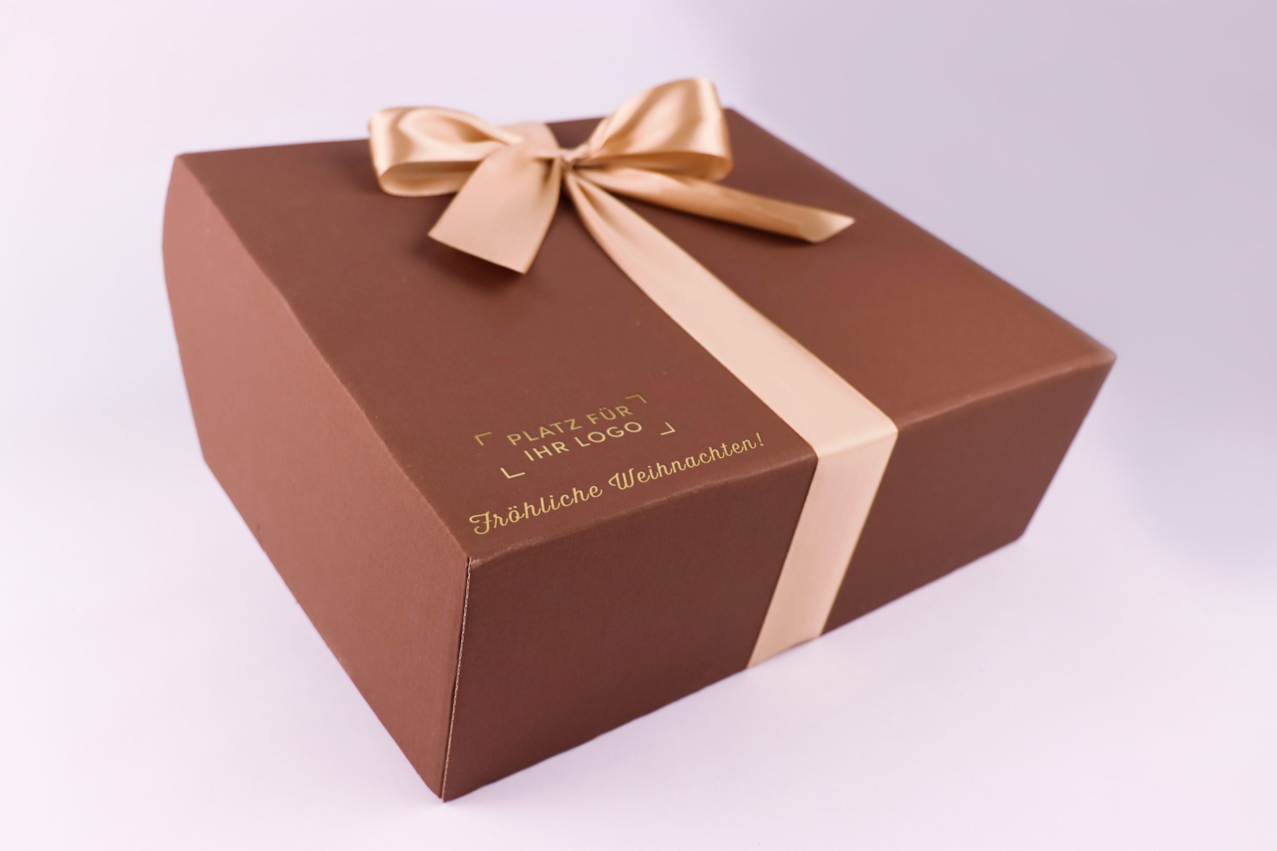 brązowe pudełko ze wstążką DK
