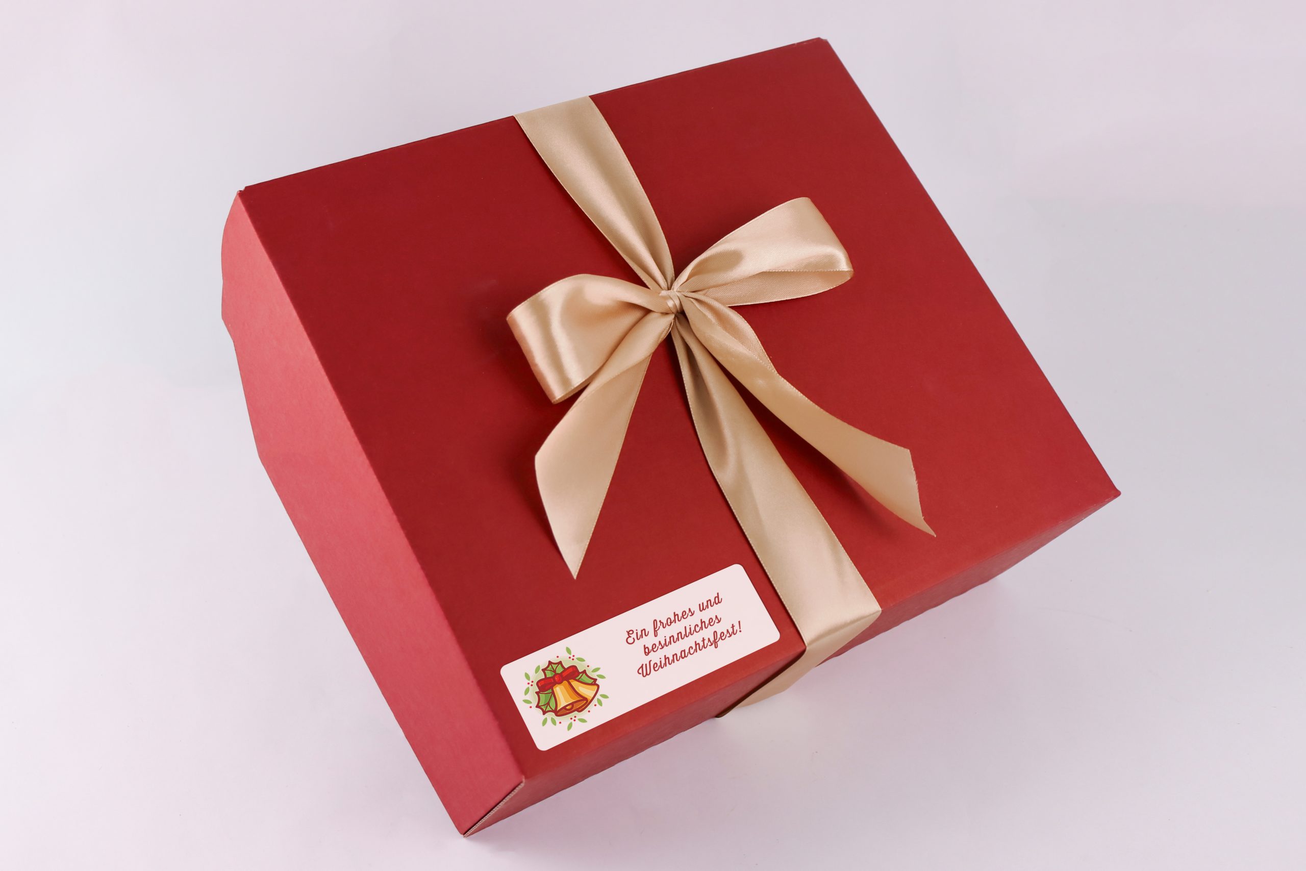 czerwone pudełko z kokardką DK