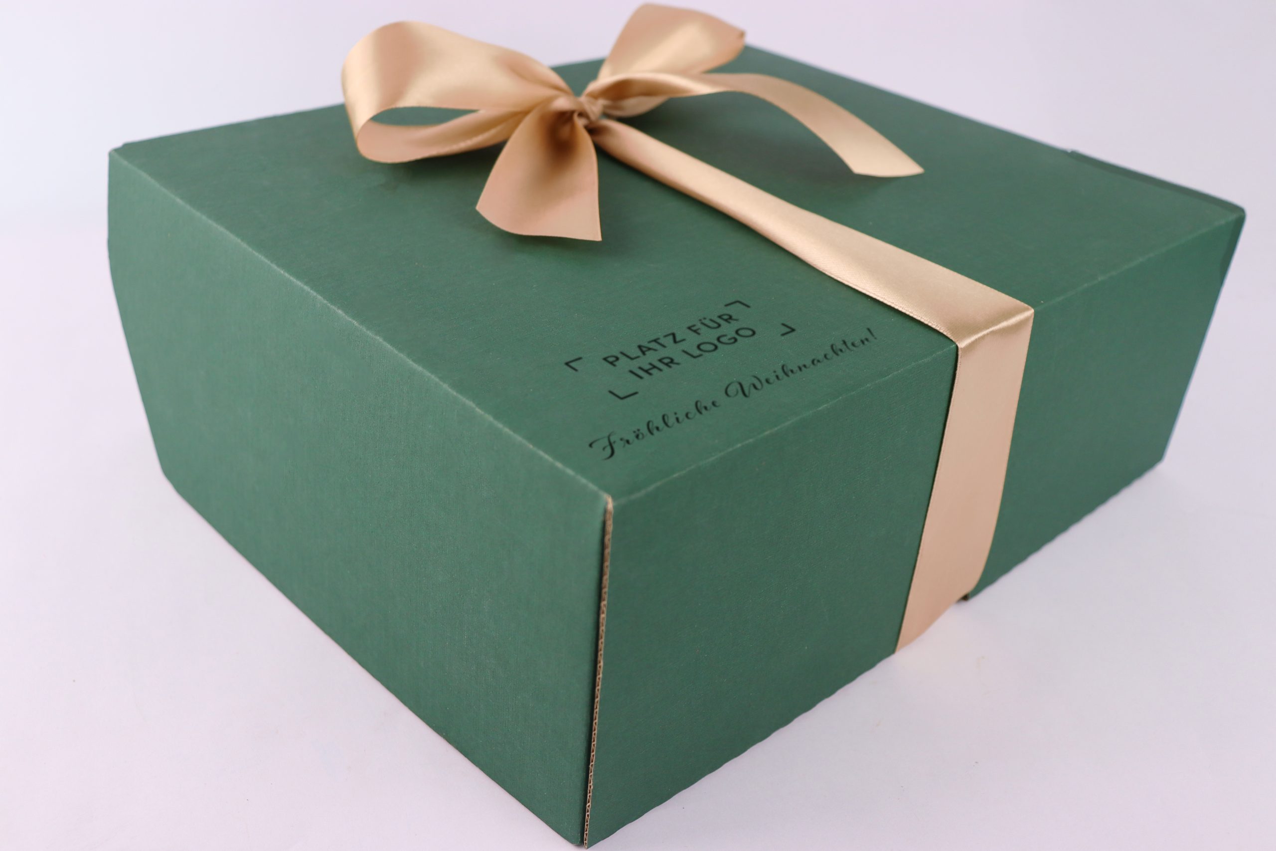 zielone pudełko ze złotą wstążką dk